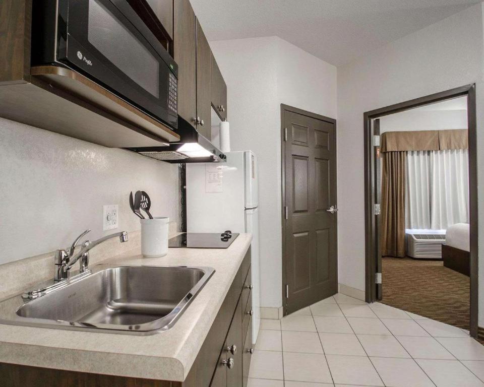 Royal Suites Estevan Exterior photo