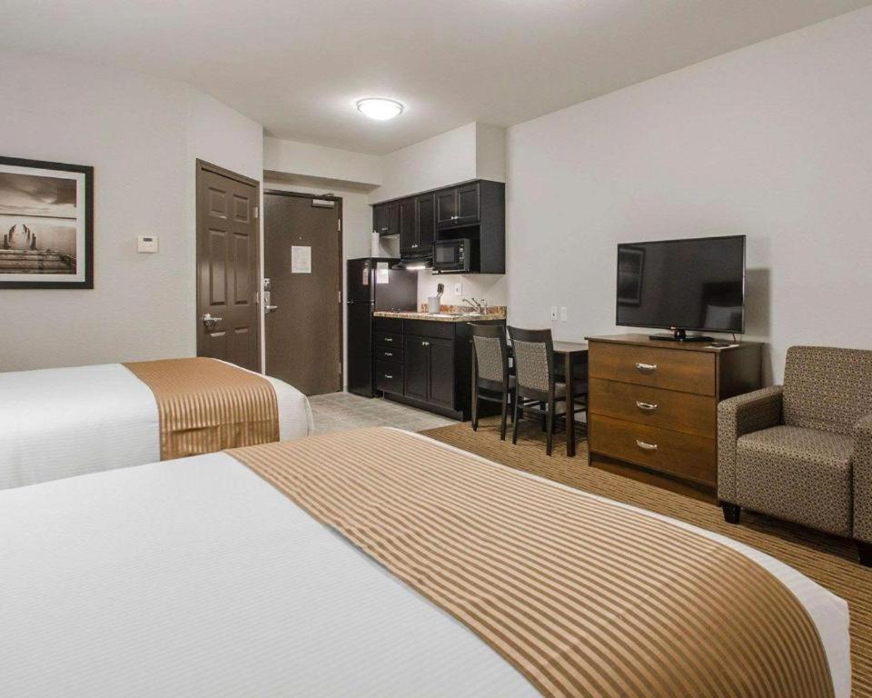 Royal Suites Estevan Exterior photo