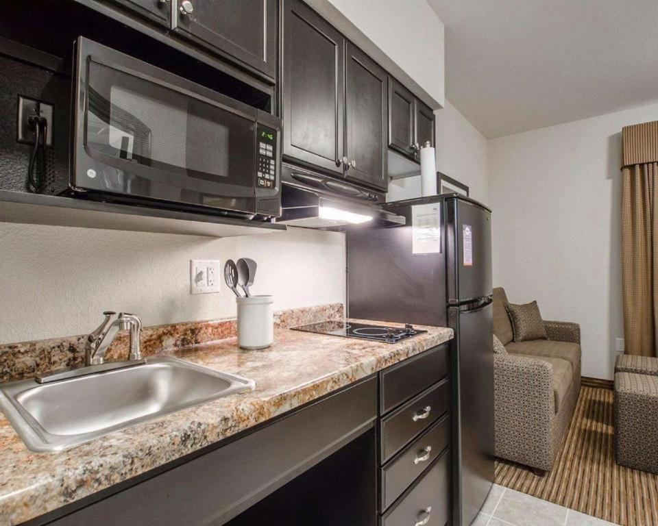 Royal Suites Estevan Exterior photo